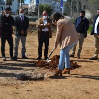 Se ha procedido a colocar la primera piedra y una cápsula del tiempo con la prensa del día, monedas de curso legal, un escrito firmado por la regidora .