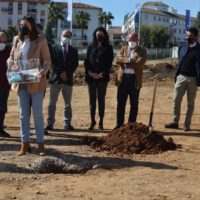 Se ha procedido a colocar la primera piedra y una cápsula del tiempo con la prensa del día, monedas de curso legal, un escrito firmado por la regidora .