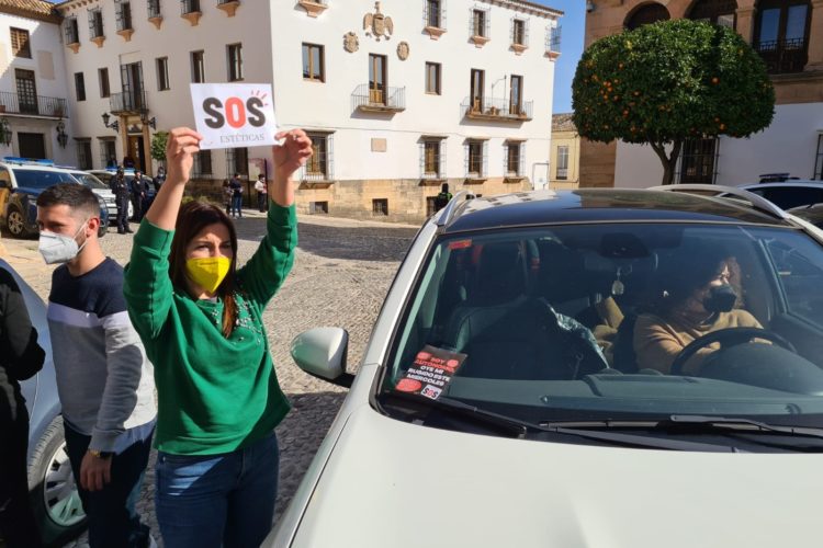 Un centenar de autónomos rondeños se manifiestan en sus coches para solicitar ayudas de todas las administraciones