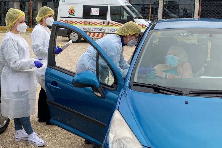 Cientos de personas mayores de Ronda reciben la primera dosis de la vacuna contra el Covid