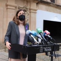 Acto institucional celebrado a las puertas de la Casa Consistorial cumpliendo con todos los protocolos sanitarios establecidos por la pandemia y al que han asistido representantes de distintos grupos políticos con representación municipal.