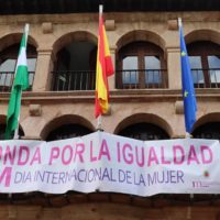 Acto institucional celebrado a las puertas de la Casa Consistorial cumpliendo con todos los protocolos sanitarios establecidos por la pandemia y al que han asistido representantes de distintos grupos políticos con representación municipal.