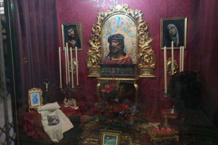 Golosinas ‘Dulcis’ logra el primer premio del Concurso de Escaparates de Semana Santa organizado por el Ayuntamiento