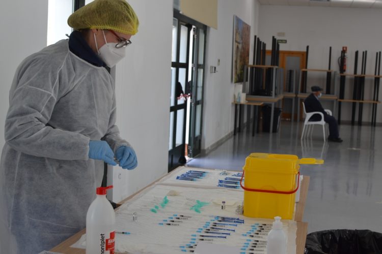 La semana dice adiós con un descenso de contagios en la Serranía y con menos enfermos Covid ingresados en el Hospital