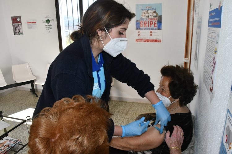 La Junta empezará el martes a administrar la tercera dosis de la vacuna Covid en las residencias de mayores