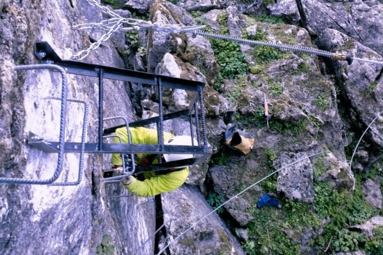 La Diputación amplía el atractivo turístico de la vía ferrata de ‘El Hacho’ de Gaucín con una tirolina de 52 metros