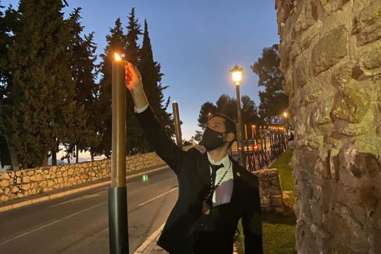 Velas de pésame y dolor en el Viernes Santo de Ronda por el entierro de Cristo