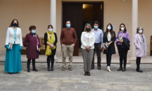 Foto de familia con algunos de los autores participantes en la obra.