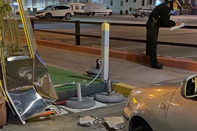 Un conductor ebrio pierde el control de su coche y lo empotra contra una terraza de bar y un vehículo aparcado