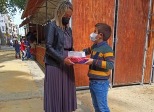 La delegada de Cultura ha entregado un lote de libros al ganador del concurso.