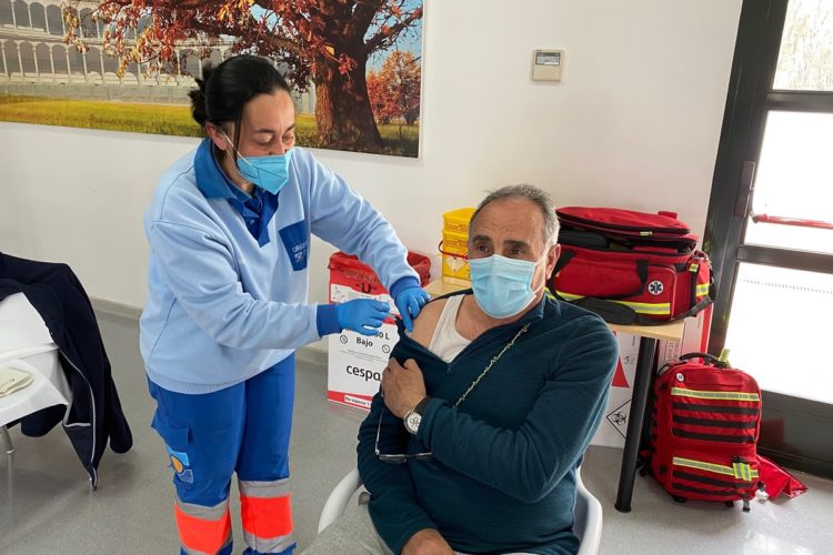 Andalucía quiere poner a la vez la tercera dosis de la vacuna anti Covid y la de la gripe a mayores de 65 años