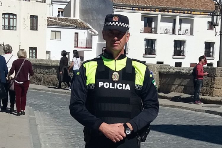 La Junta reconocerá al policía local Manuel Gamarro con la Cruz Verde al mérito por salvarle la vida a un hombre
