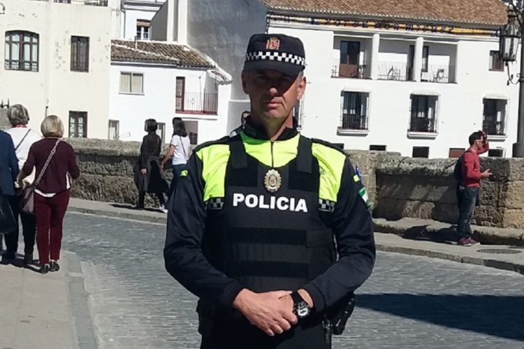 Un policía local fuera de servicio salva la vida a un hombre que se estaba ahogando tras atragantarse con alimentos