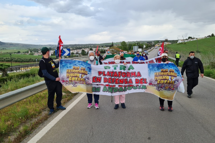 Cerca de cien personas participan en una marcha para reclamar al Gobierno central una apuesta por el tren rural