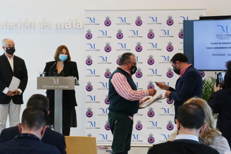 La Diputación de Málaga entrega planes de Protección Civil a cinco municipios de la Serranía