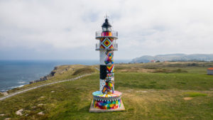 Faro del Ajo en Cantabria, obra de Okuda.