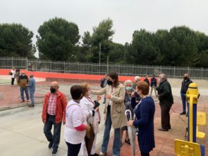 La alcaldesa junto a vecinas de esta barriada.