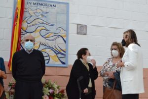 La alcaldesa conversando con algunos familiares de los represaliados.