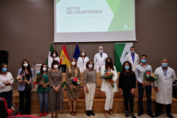 Cinco especialistas internos residentes finalizan su formación en el Hospital de la Serranía