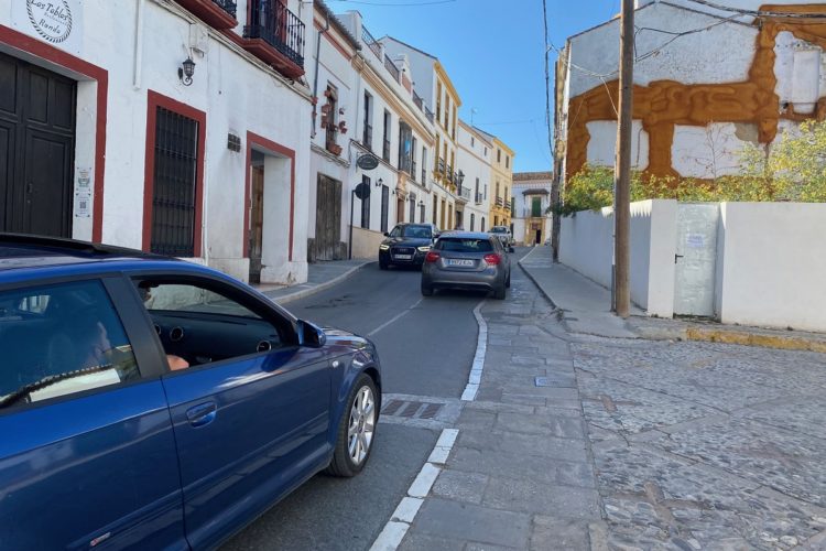 Realizan obras de ensanche en un tramo de la calle Armiñán para facilitar la circulación