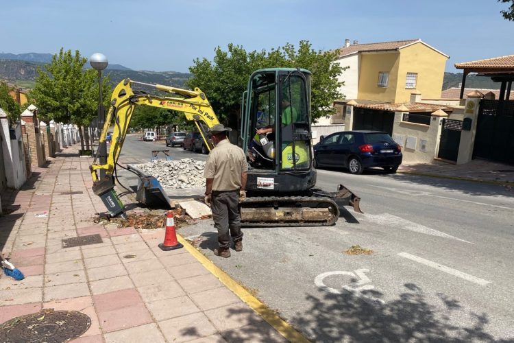 Realizan mejoras en los acerados de la urbanización de La Torrecilla