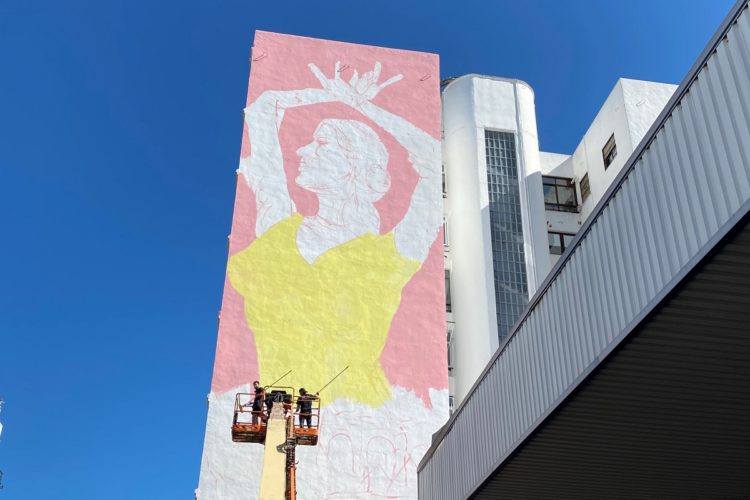 El artista urbano ‘Okuda’ da sus primeras pinceladas en dos grandes murales de Ronda