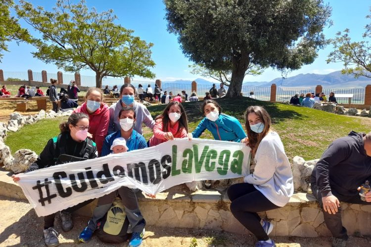 Más de 200 vecinos de Cañete la Real se manifiestan para expresar su rechazo a la instalación de una planta de placas solares