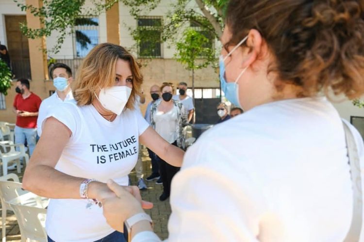 La foto de la semana: Susana Díaz saluda alegremente a Valdenebro, a quien la Fiscalía le pide seis años de cárcel por falsedad documental y estafa