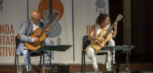 La música de la guitarra llenó la capilla de Santo Domingo. Foto Roberto 82.