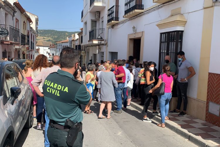 Vecinos de Arriate impiden el desalojo de su vivienda de una mujer de 84 años de edad