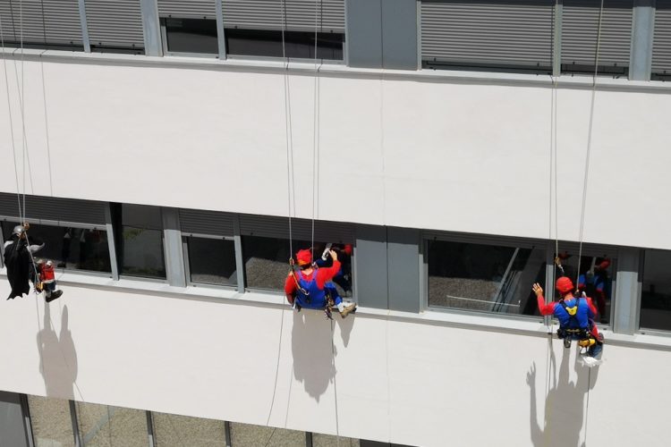 Superhéroes saludan desde las ventanas a los niños ingresados en el Hospital de la Serranía