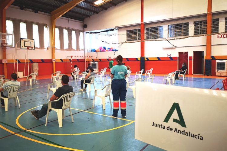 Instalan ventiladores evaporativos en el punto de vacunación Covid de El Fuerte para hacer frente al calor