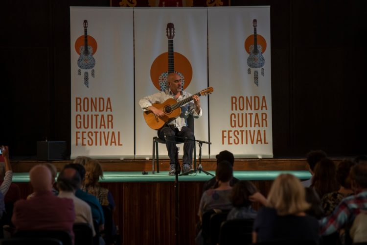 La guitarra poética y la raíz andaluza inundan el cuarto concierto del Festival