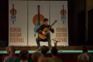 El guitarrista italiano Andrea Vettoretti. Foto Roberto 82.