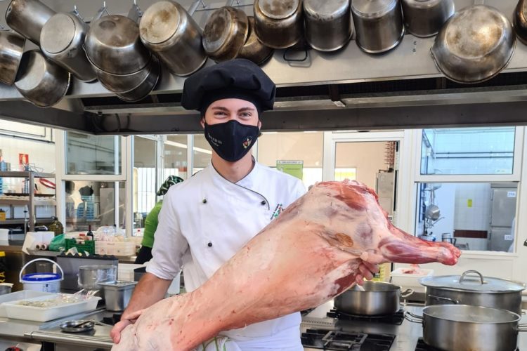 El joven cocinero rondeño Cristóbal Cantos es contratado para trabajar en los fogones del Parador de Ávila, el más antiguo de España