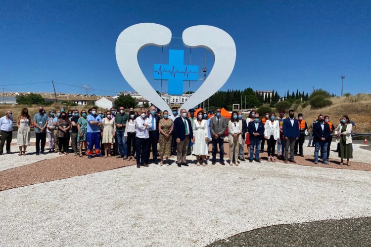 Ronda da las «gracias» a los sanitarios por su labor en la pandemia con un monumento en una entrada a la ciudad
