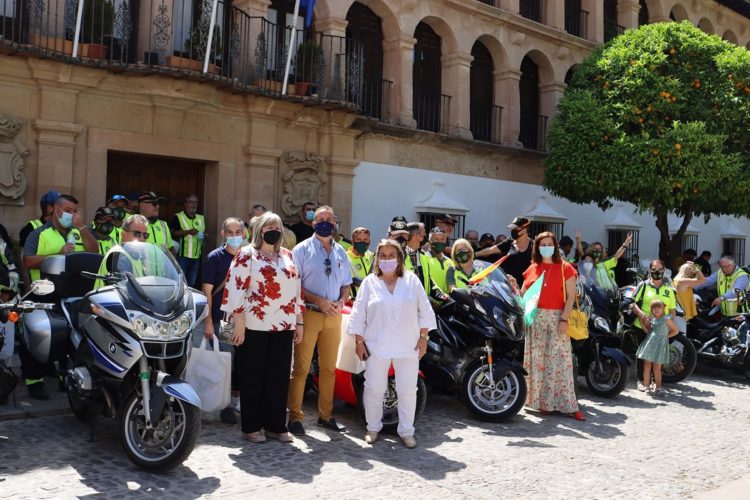 Los ‘Caballeros del Asfalto-amigos de la Guardia Civil’ donan 250 kilos de alimentos a ‘Solidarios Ronda’