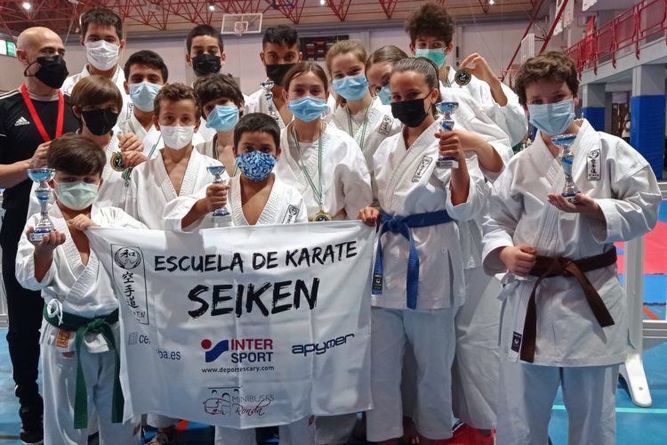 Los alumnos del Club de Kárate Seiken se traen cinco medallas de la Copa Andalucía Estilos