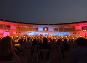 La plaza se llenó de público.