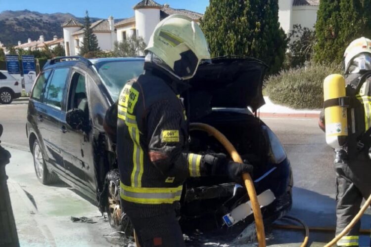 Una mujer y su hija logran salir a tiempo del coche en el que viajaban tras producirse un incendio en el motor