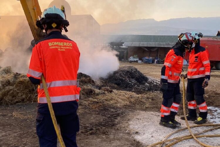 Los bomberos siguen trabajando en la extinción del incendio declarado en una explotación ganadera de Ronda