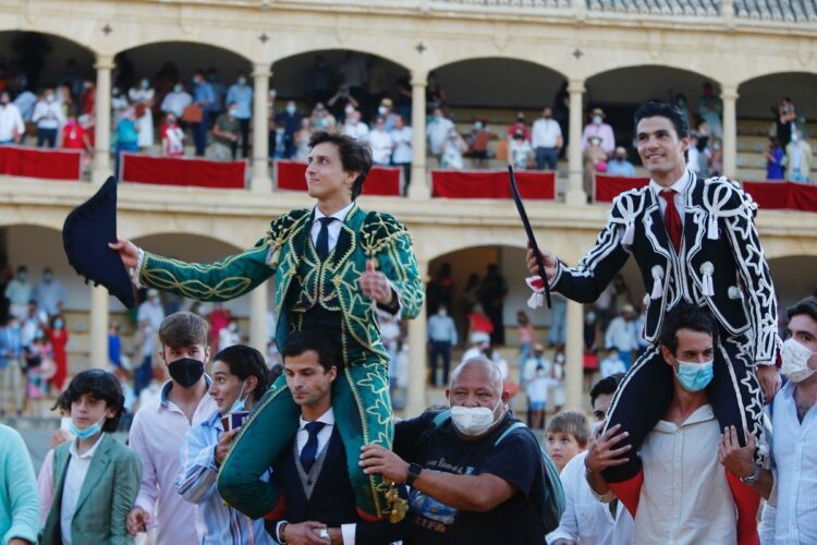 Roca Rey y Pablo Aguado regalan una buena tarde de Goyesca y salen por la puerta grande de la Maestranza