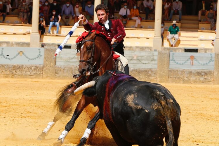 Los rejoneadores Leonardo Hernández, Andrés Romero y Lea Vicens cortan siete orejas y salen a hombros de la plaza de Ronda