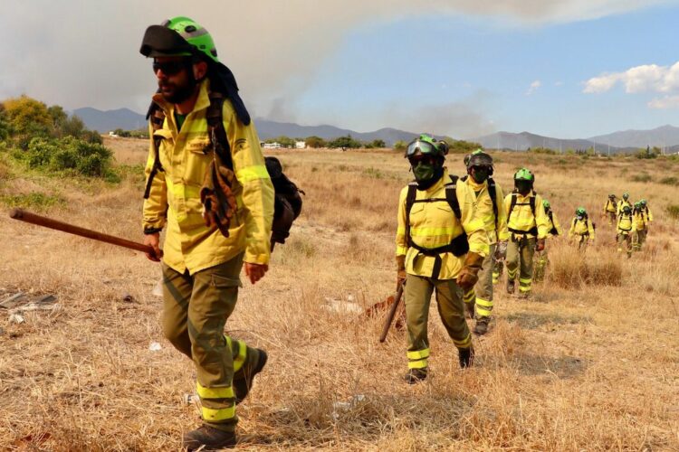El Infoca retira a los 300 efectivos de tierra que trabajan en el incendio de Sierra Bermeja por el peligro que supone la ‘nube de fuego’