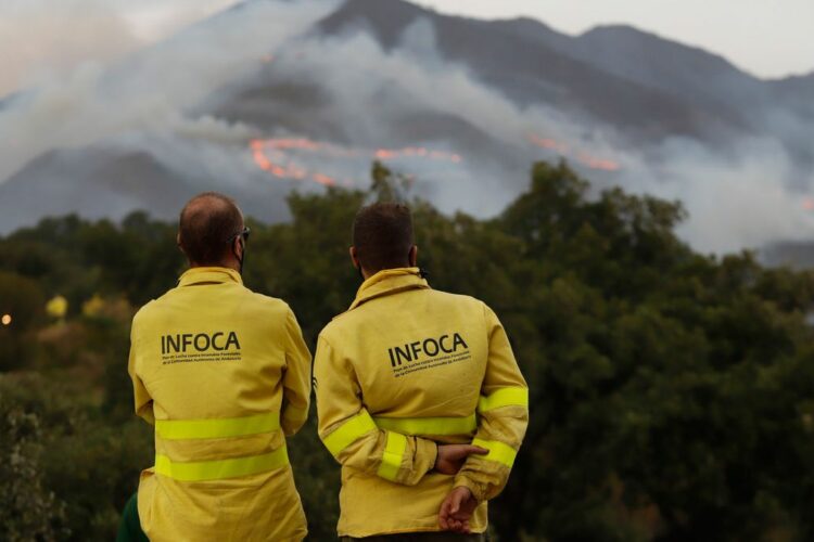 El Infoca logra controlar el incendio de Sierra Bermeja y los vecinos desplazados ya pueden regresar a sus pueblos