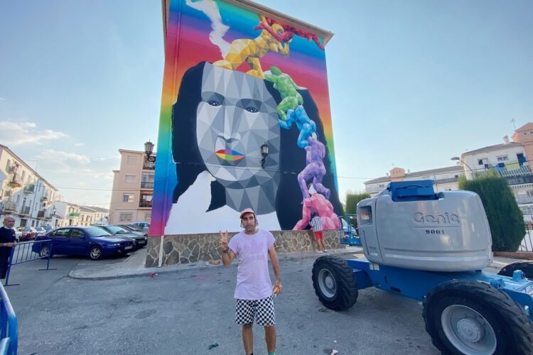 El nuevo mural de Okuda de la avenida de Málaga entra en su recta final