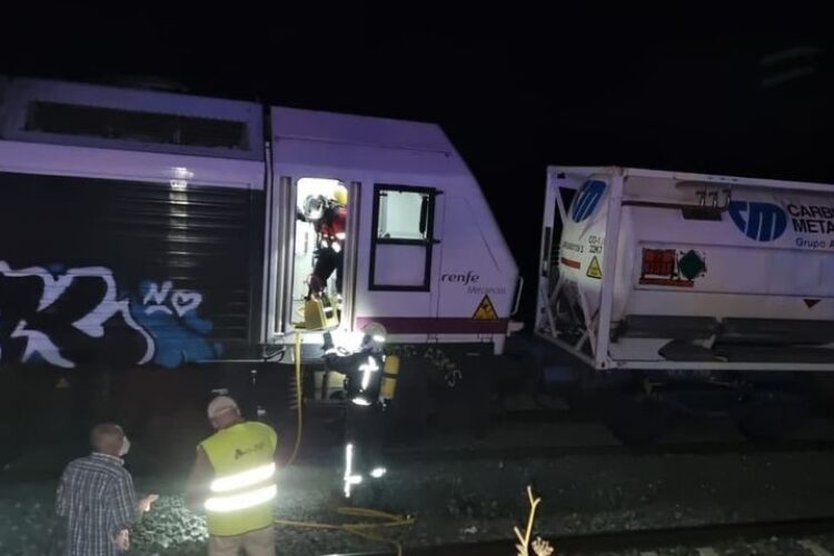 Un incendio en un tren de mercancías provoca el corte de la línea férrea en Arriate durante más de dos horas