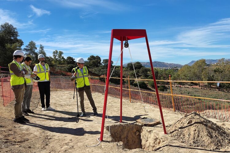 Colocan la primera piedra de la almazara ecológica diseñada por  Philippe Starck