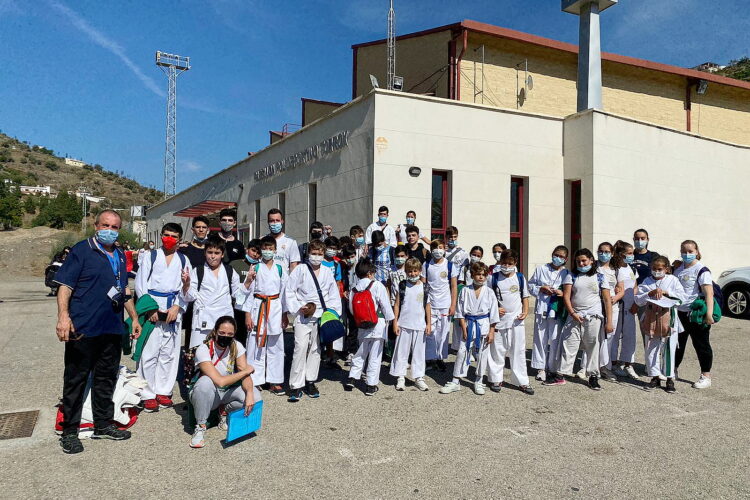 Los karatecas del Club Bushido logran 16 medallas en el circuito provincial celebrado en Torrox