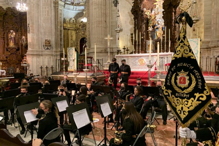 Ronda recupera su actividad cultural con un concierto de marchas procesionales y magia